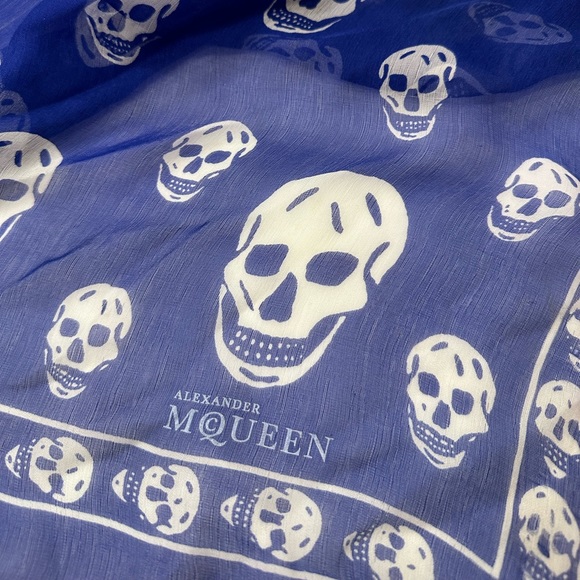 Authentic Alexander McQueen Silk Skull Scarf - Picture 2 of 5